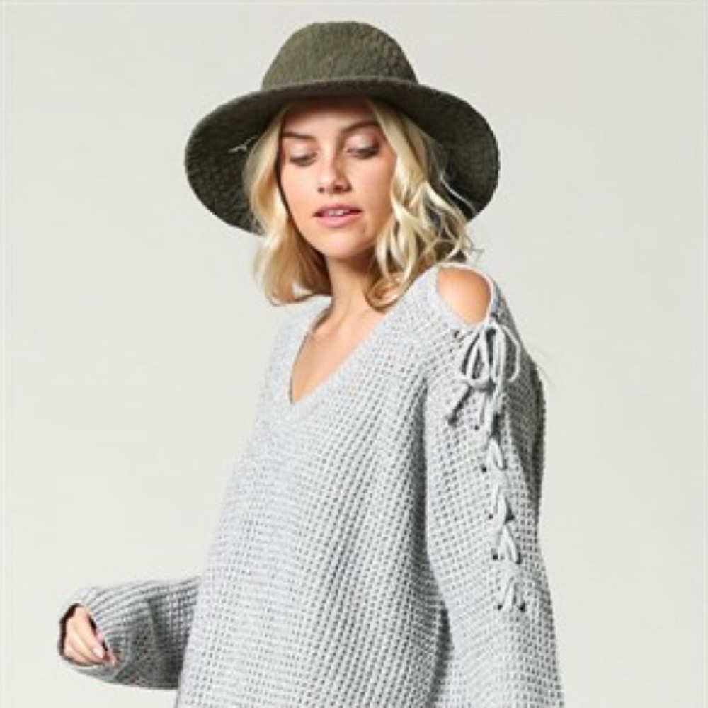 Cold Shoulder Pullover sweater - Picture 4 of 8